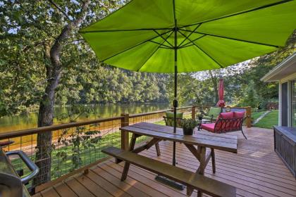 Cozy Waterfront Cottage with Deck on the White River!