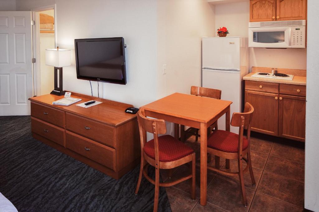 Pines Inn & Suites - image 4