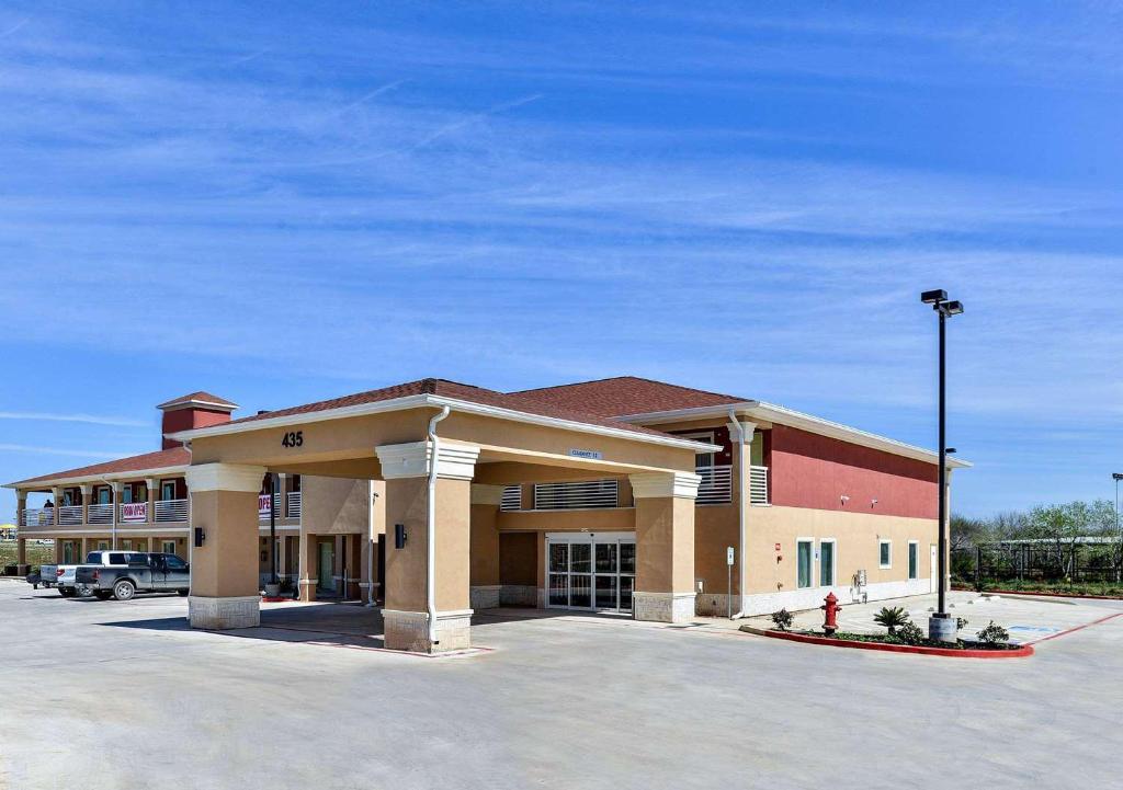 Scottish Inn & Suites Cotulla TX - main image