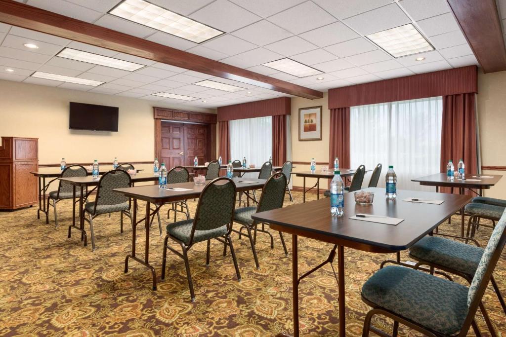 Country Inn & Suites by Radisson Council Bluffs IA - image 6