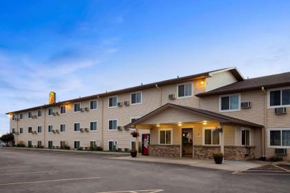 Super 8 by Wyndham Council Bluffs IA Omaha NE Area - image 9