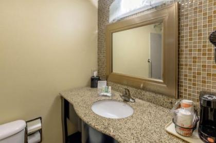 Quality Inn - image 12