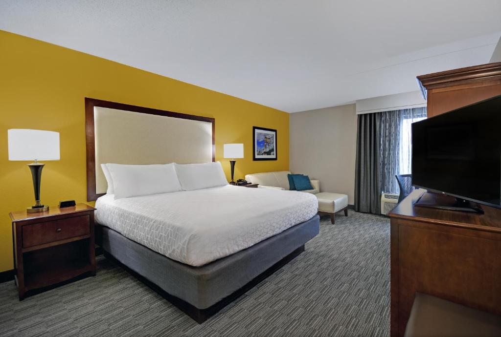 Holiday Inn Express & Suites Cincinnati Riverfront an IHG Hotel - main image