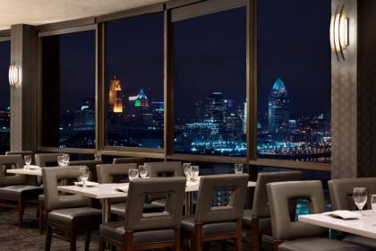 Radisson Hotel Cincinnati Riverfront - image 10