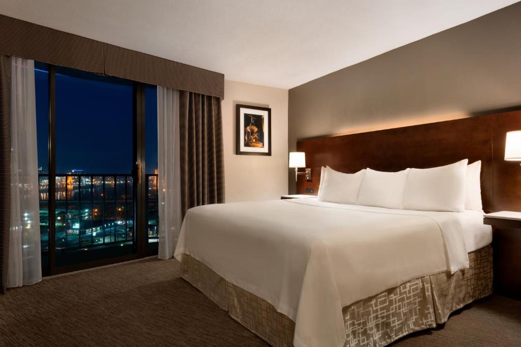 Radisson Hotel Cincinnati Riverfront - image 2