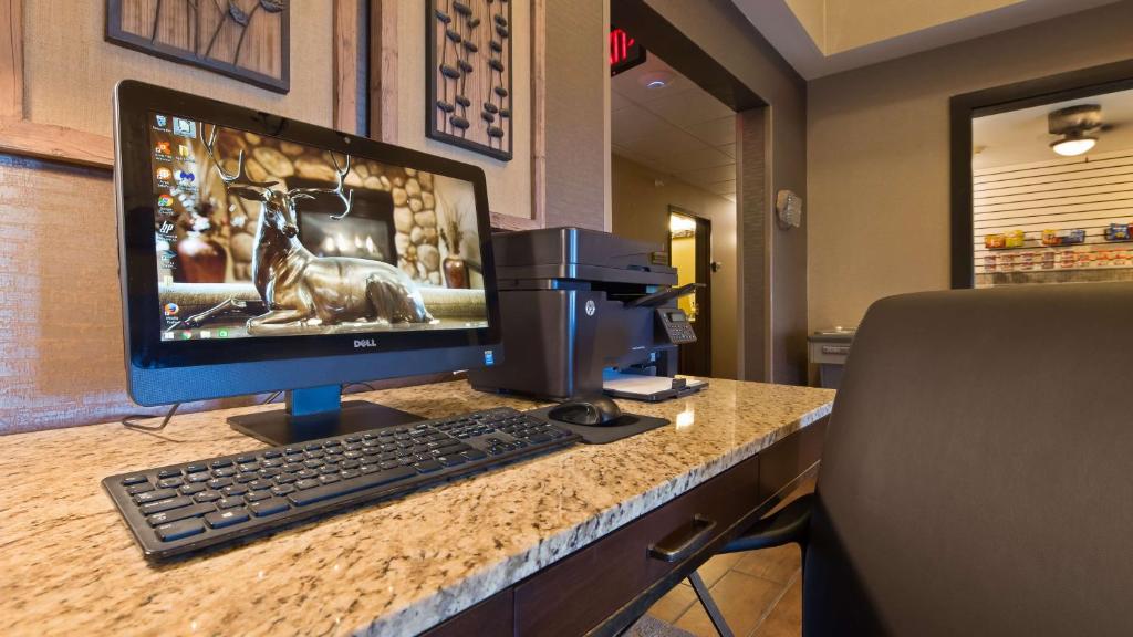 Best Western Plus Deer Park Hotel and Suites - image 7