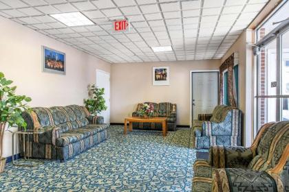 Econo Lodge Cranston - Providence - image 12