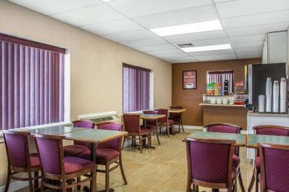 Econo Lodge Cranston - Providence - image 15