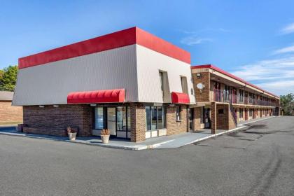 Econo Lodge - image 13