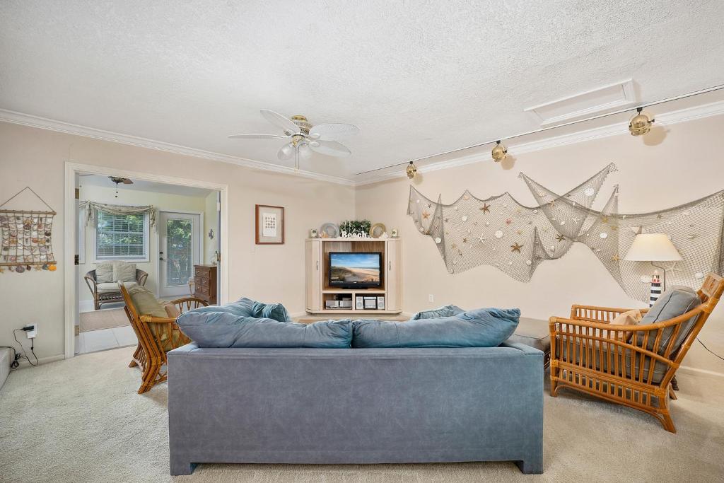 Tarpon Run 12 3 Bedrooms Pool WiFi Sleeps 7 Walk to Beach - image 2