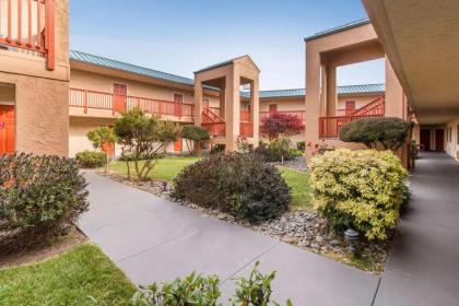 Quality Inn & Suites Redwood Coast - image 9