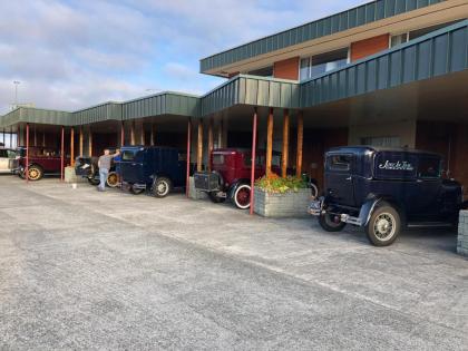 Curly Redwood Lodge - image 11