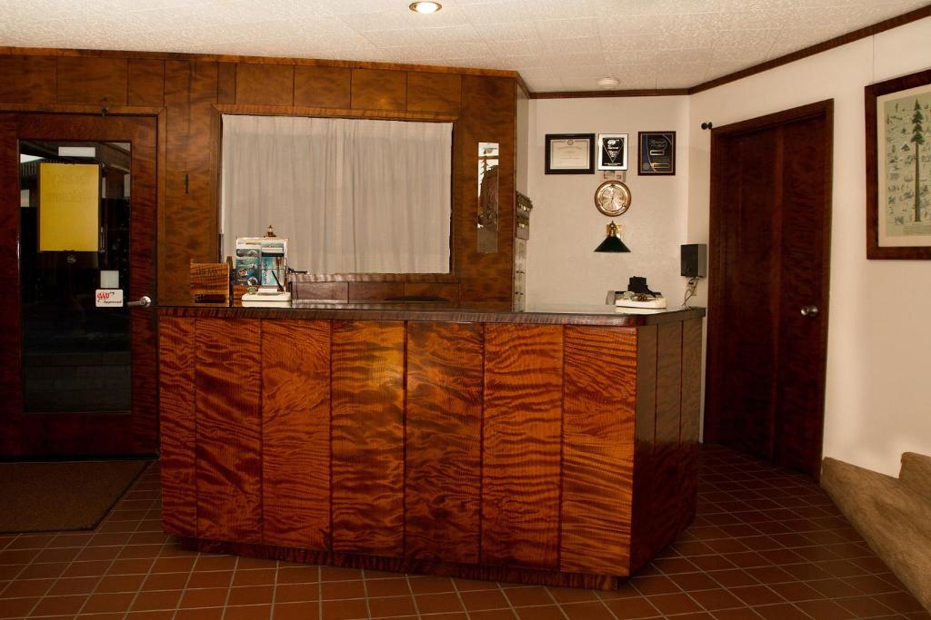 Curly Redwood Lodge - image 4