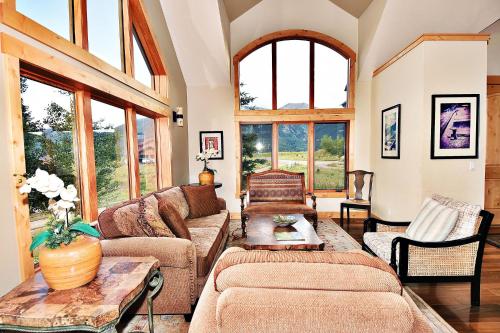 Pet Friendly Sleeps 22 48-Hour Cancellation Breathtaking Views with Hot Tub - Earhart - image 3