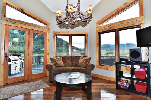 Pet Friendly Sleeps 22 48-Hour Cancellation Breathtaking Views with Hot Tub - Earhart - image 4