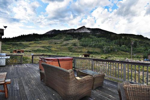 Pet Friendly Sleeps 22 48-Hour Cancellation Breathtaking Views with Hot Tub - Earhart - image 5