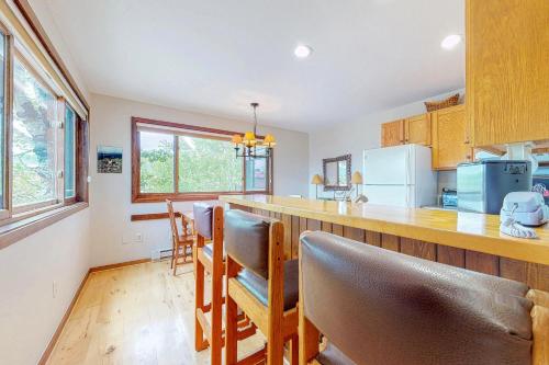 Beautiful Mountain View Condo - image 2