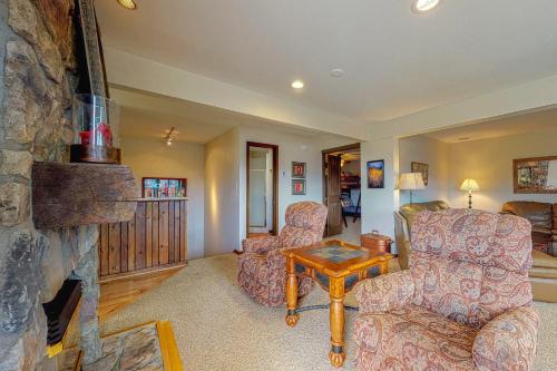 Beautiful Mountain View Condo - image 3