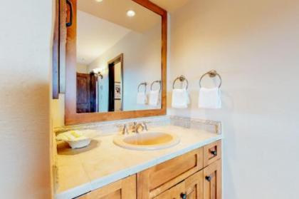 Beautiful Mountain View Condo - image 5