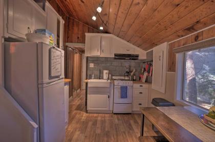 Cozy Pet-Friendly Mtn Cabin about 1 Mi to Lake Gregory - image 9