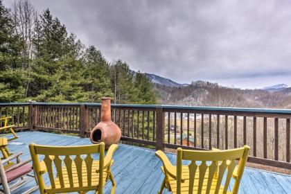 Quaint Creston Hideaway with Mtn Views and Hot Tub!