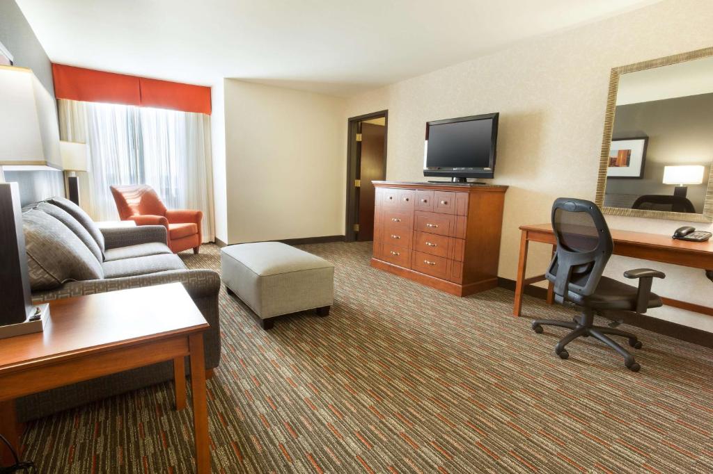 Drury Inn & Suites St. Louis Creve Coeur - image 7