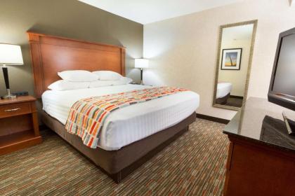 Drury Inn & Suites St. Louis Creve Coeur - image 9