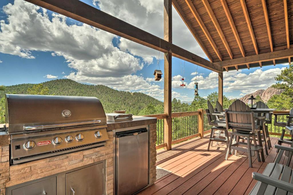 Cripple Creek Mtn Getaway with Hot Tub and Views! - main image