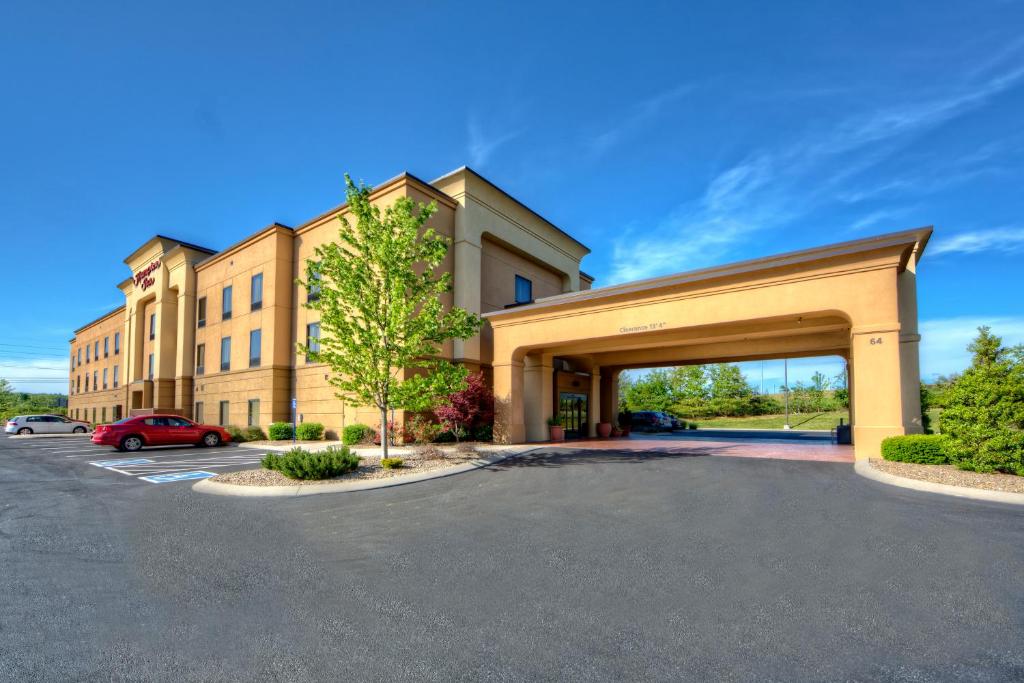 Hampton Inn Crossville - main image