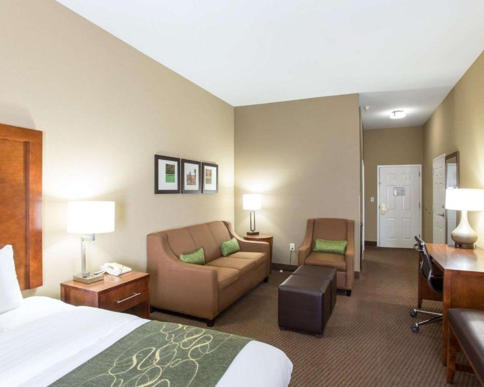 Comfort Suites - image 4