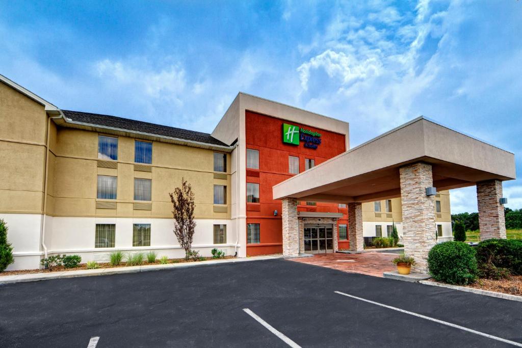 Holiday Inn Express & Suites Crossville an IHG Hotel - main image