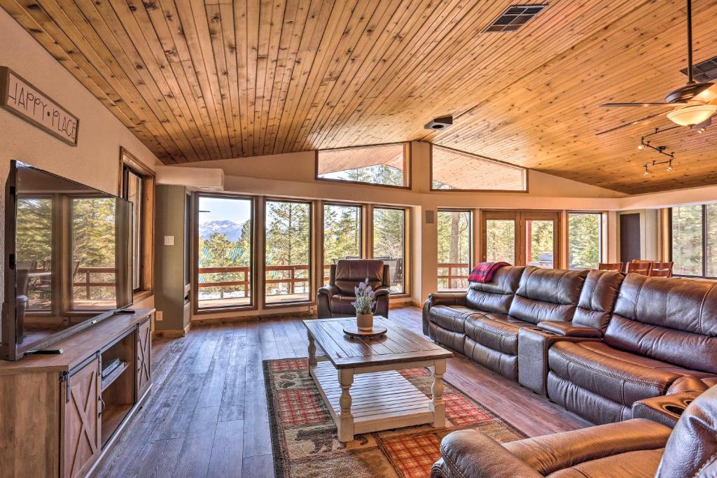 Upscale Cabin with Mountain Views and Large Game Room! - main image