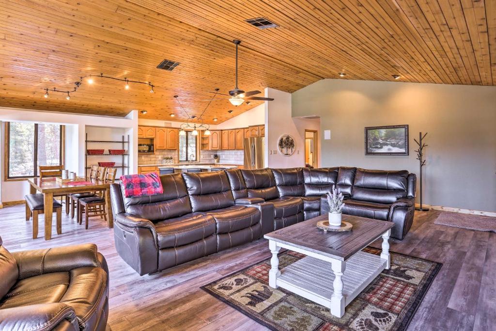 Upscale Cabin with Mountain Views and Large Game Room! - image 4