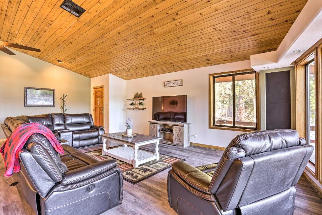 Upscale Cabin with Mountain Views and Large Game Room! - image 5