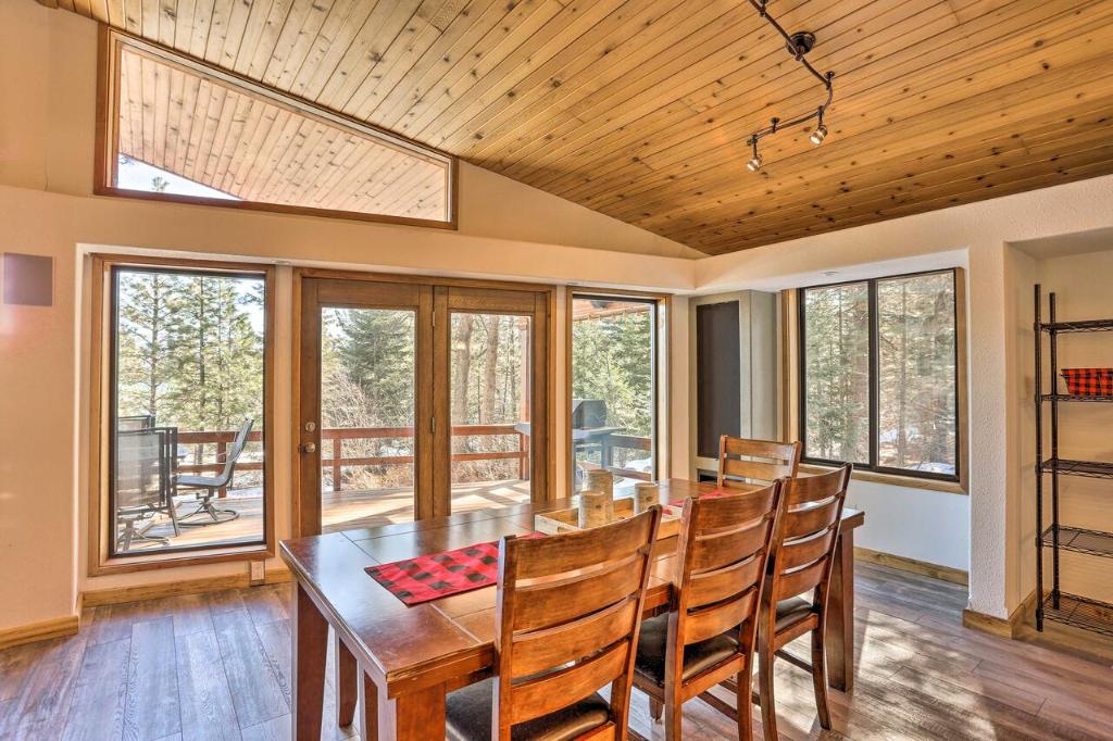 Upscale Cabin with Mountain Views and Large Game Room! - image 7