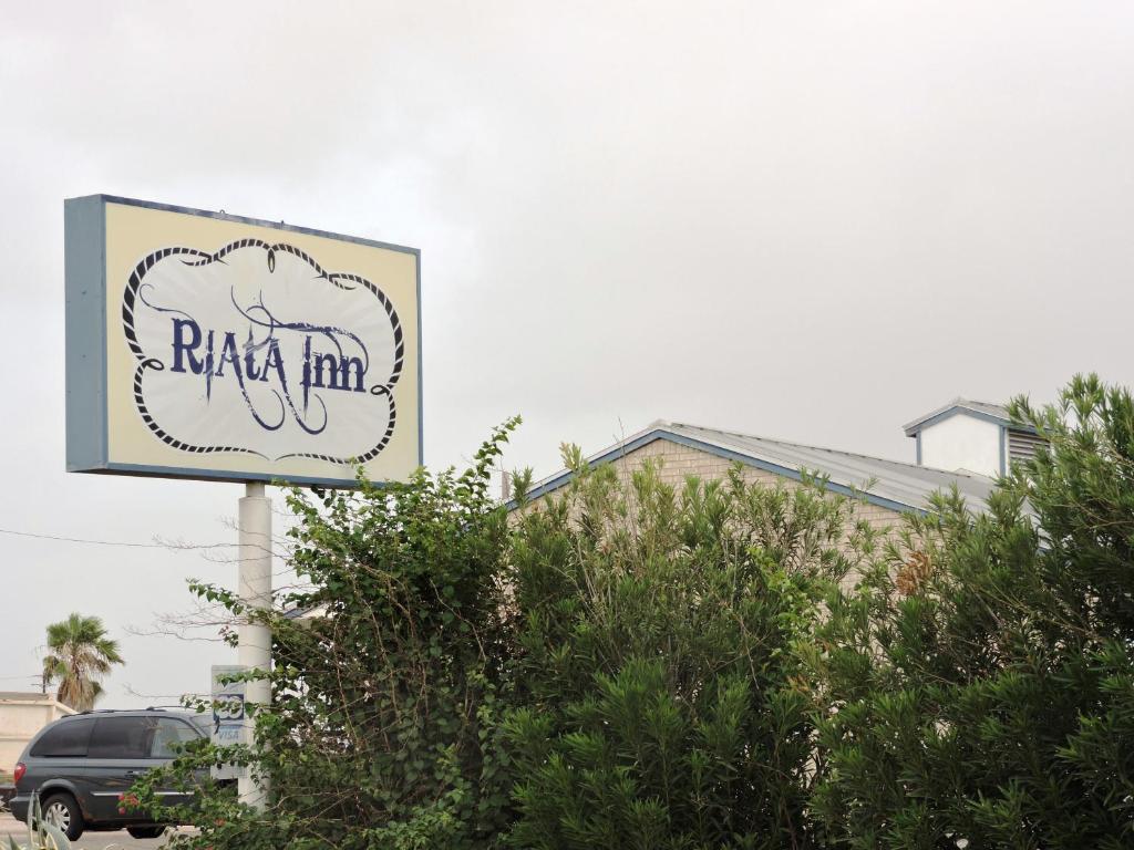 Riata Inn - Crystal City - image 2