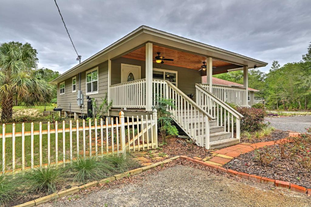 Crystal River Cottage on 1 Acre with Deck and Porch! - image 2