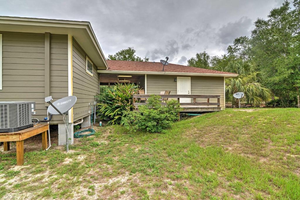 Crystal River Cottage on 1 Acre with Deck and Porch! - image 6