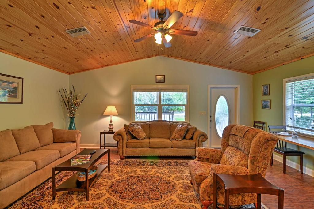 Crystal River Cottage on 1 Acre with Deck and Porch! - image 7