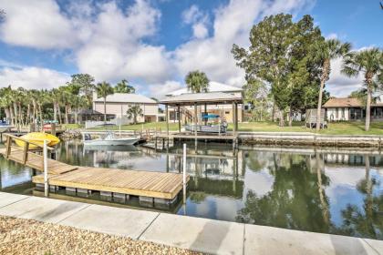 Spacious and Hip Crystal River Home with Dock and Kayaks! - image 6