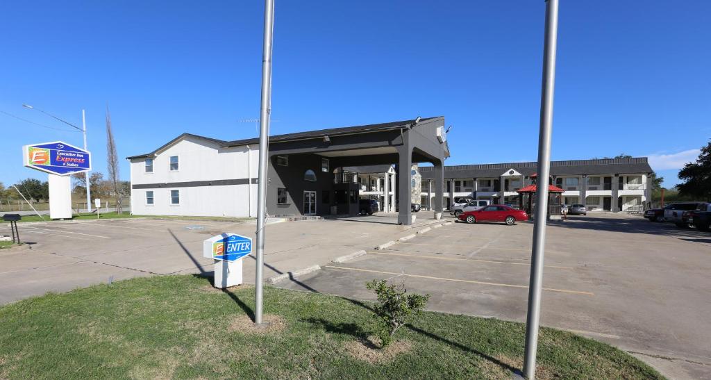 Executive Inn & Suites Cuero - image 3