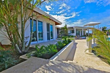 luxury property walking distance to zoni beach Culebra