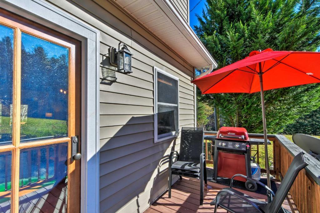 Lake Glenville Cabin with Boat Dock Kayaks and Views! - image 2