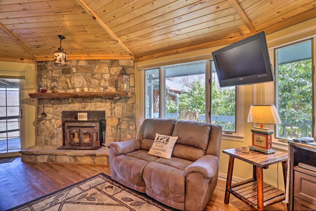 Cozy Cabin Retreat with Fire Pit Grill and Views - image 6