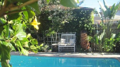 Charming Culver City Cottage with Shared Pool and Garden - image 11