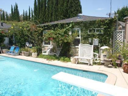 Charming Culver City Cottage with Shared Pool and Garden - image 13