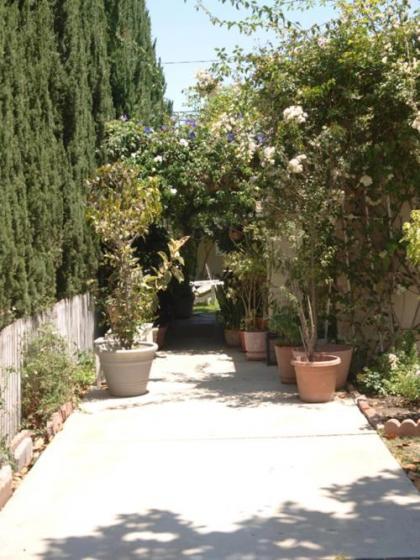 Charming Culver City Cottage with Shared Pool and Garden - image 17