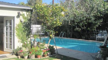 Charming Culver City Cottage with Shared Pool and Garden - image 3