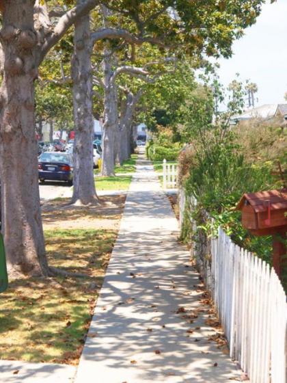 Charming Culver City Cottage with Shared Pool and Garden - image 4