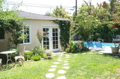 Charming Culver City Cottage with Shared Pool and Garden - image 7